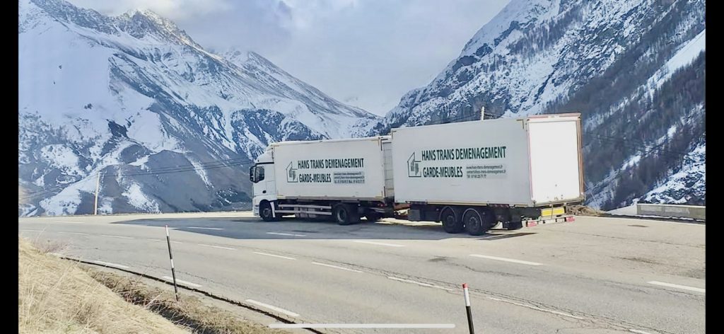 Camion sur route montagneuse enneigée