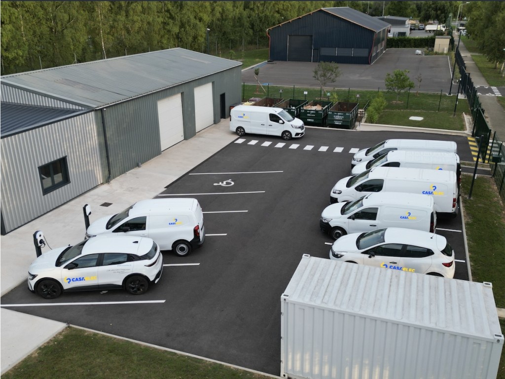 Véhicules stationnés dans un parc