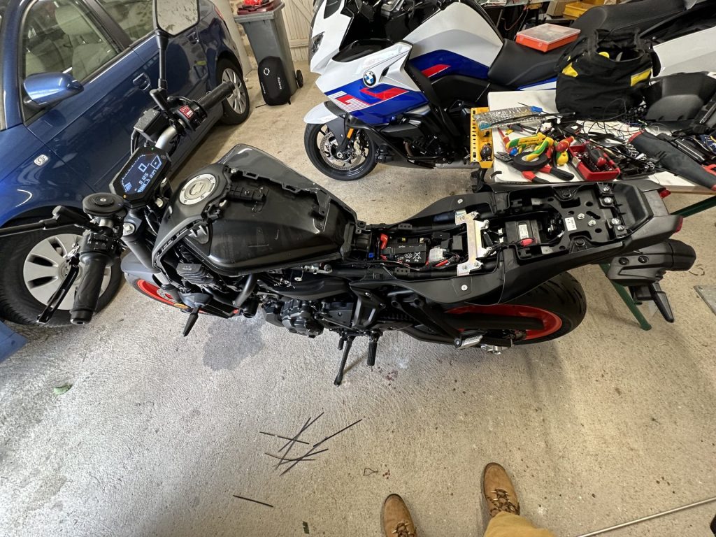 Moto démontée dans un garage