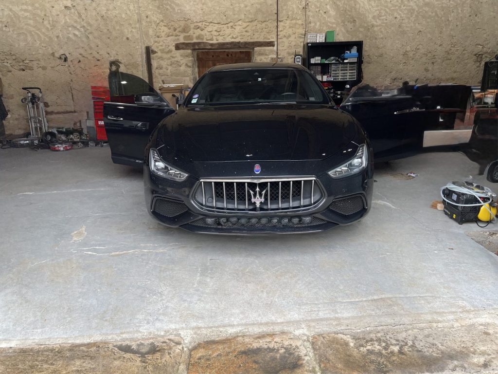Voiture noire dans garage