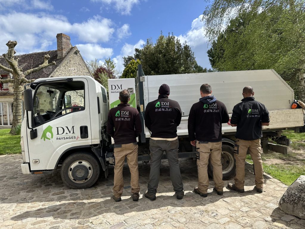 Équipe devant un camion de paysage
