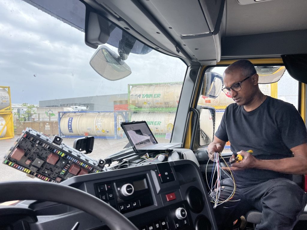 Mécanicien travaillant dans un camion