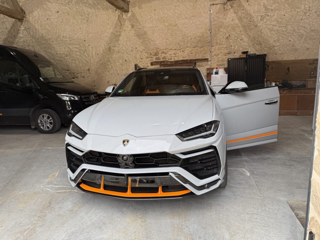Voiture de sport blanche garée