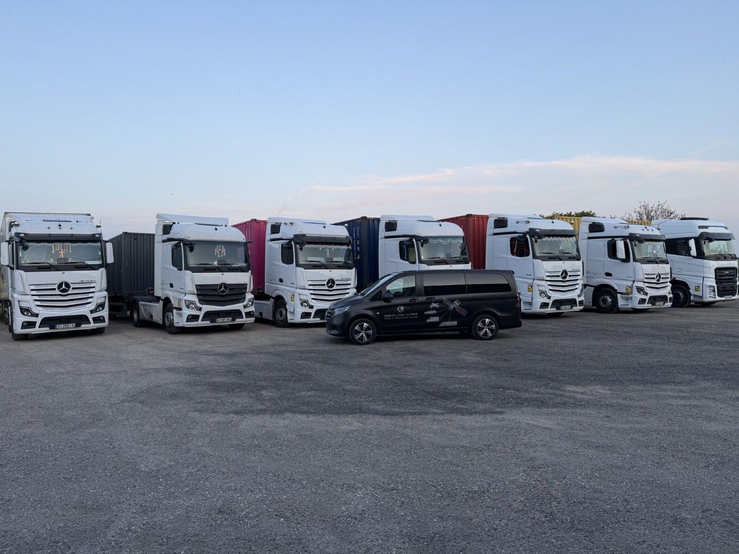 Camionnettes et conteneurs alignés