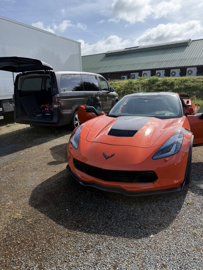 Voiture sportive orange et camionnette