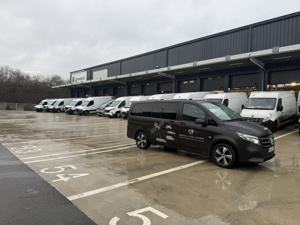 Vans stationnées sous la pluie