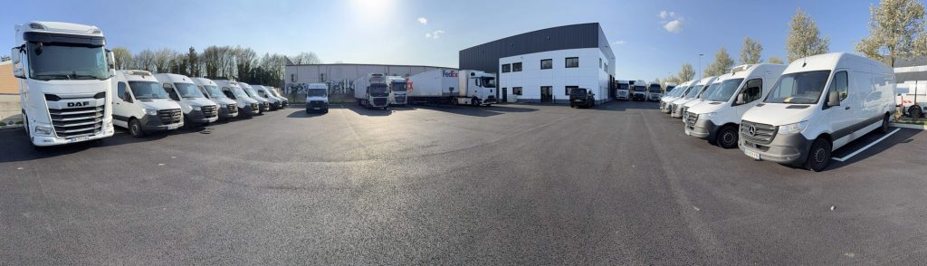 Flotte de camions blancs stationnés