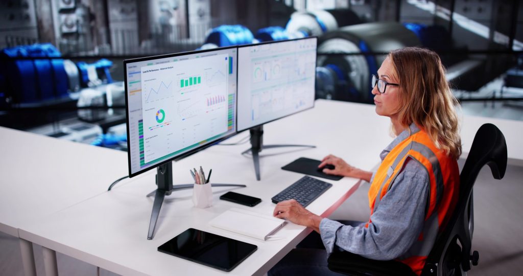 Femme travaillant à un ordinateur